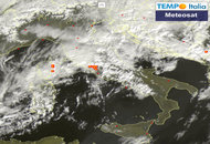 Forte maltempo dalla Sardegna risale su tirreniche, con temporali. Caldo al Sud Forte maltempo dalla Sardegna risale su tirreniche, con temporali. Caldo al Sud